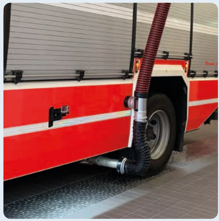 Angeschlossenes ELMA-System vor der Ausfahrt des Feuerwehrfahrzeugs