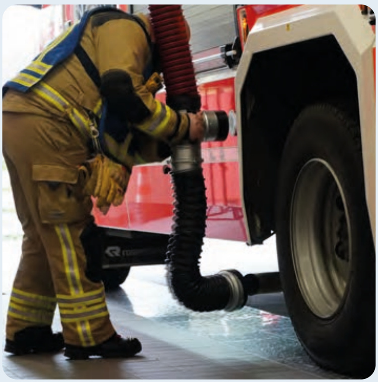 Feuerwehrkraft verbindet das ELMA-System nach dem Einsatz